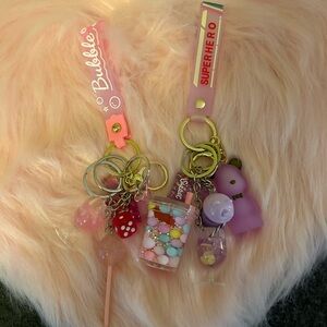 It keychain at you put it on your wristband and it pink and purple a glow drak